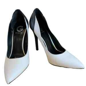 G by Guess black and white classic‎ pumps. 4.5” heel pointed toe shoes size 8.5